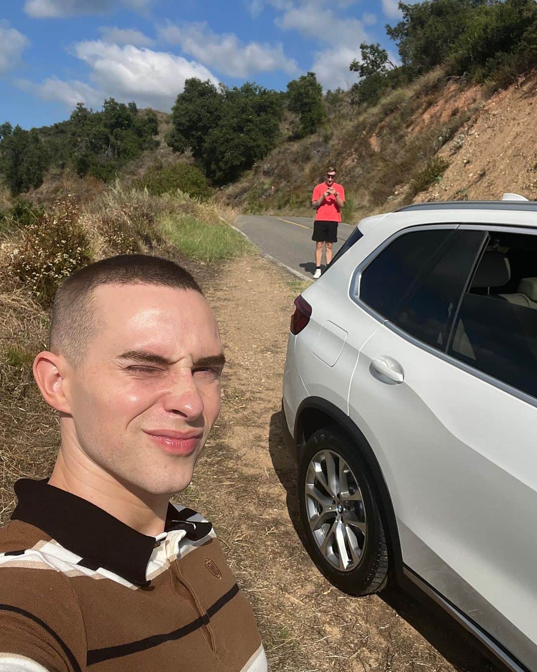 アダム・リッポンのインスタグラム：「The perfect hike involves a car and not much walking」