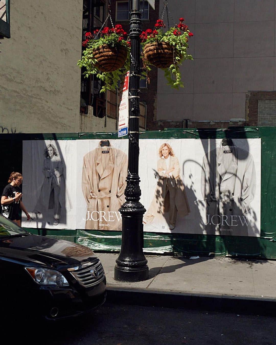 ジェイクルーさんのインスタグラム写真 - (ジェイクルーInstagram)「ICONS ONLY | All the love for Lauren Hutton, on the streets of NYC.」9月8日 5時24分 - jcrew