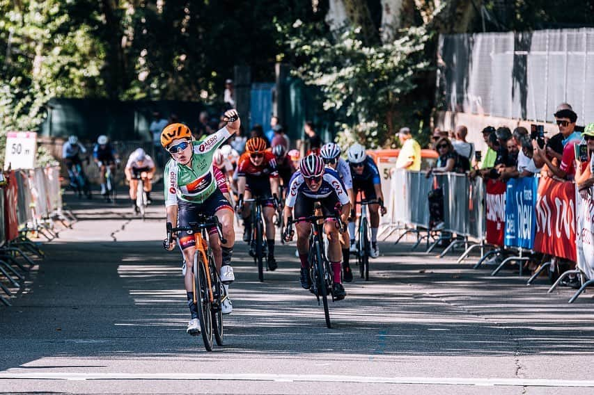 與那嶺恵理さんのインスタグラム写真 - (與那嶺恵理Instagram)「Job done Face🫡 for another sprint victory of @hphcycling 👭🧡🤘🏻 Stage 3 @tourdelardechefeminin  . . Or it might be thirsty for Champagne 🍾😝 . . 3days down 4days to go. Go into more climbing from tomorrow 🙄 I’ll see my legs still left for climbing 🤞🏻 . . 📸: @oskarsbrook  #今日のエリさん　#HumanPoweredHealth」9月8日 5時34分 - eriyonamine