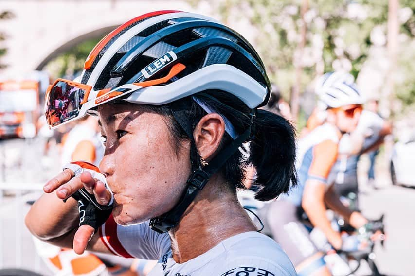 與那嶺恵理のインスタグラム：「Job done Face🫡 for another sprint victory of @hphcycling 👭🧡🤘🏻 Stage 3 @tourdelardechefeminin  . . Or it might be thirsty for Champagne 🍾😝 . . 3days down 4days to go. Go into more climbing from tomorrow 🙄 I’ll see my legs still left for climbing 🤞🏻 . . 📸: @oskarsbrook  #今日のエリさん　#HumanPoweredHealth」