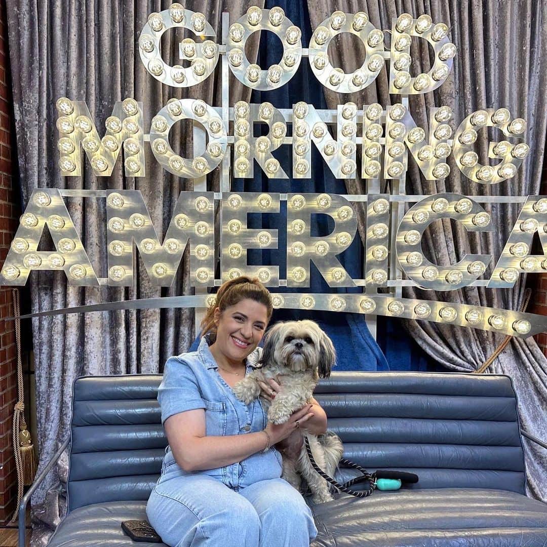 JessRonaGroomingさんのインスタグラム写真 - (JessRonaGroomingInstagram)「NYC 💫 I had such a fun week starting off with GMA3, putting my Pet Parent course on sale to help new followers take the best care of their dogs (only $47 until Friday, 9/8!), seeing old friends, and forcing Colin and Rachie to hang out with me. Now heading to Hershey to teach some classes… and then… more adventures!  #newyork #newyorkcity #nyc  #goodmorningamerica #doggrooming #doggroomer #doggroomersofinstagram #doggroomerlife #dog #dogsofinstagram #dogs #petparents #jessronagrooming」9月8日 5時45分 - jessronagrooming