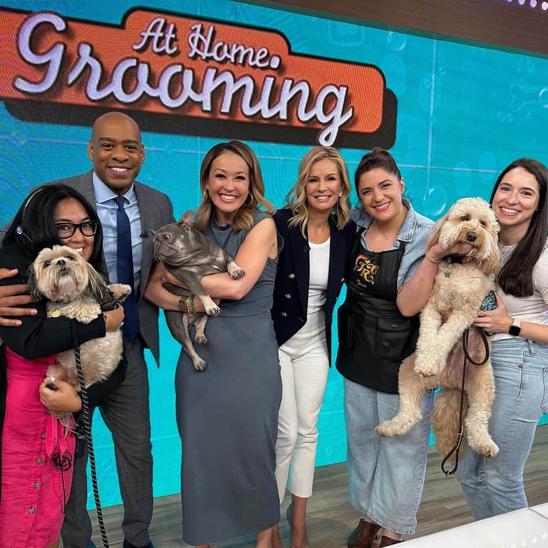 JessRonaGroomingさんのインスタグラム写真 - (JessRonaGroomingInstagram)「NYC 💫 I had such a fun week starting off with GMA3, putting my Pet Parent course on sale to help new followers take the best care of their dogs (only $47 until Friday, 9/8!), seeing old friends, and forcing Colin and Rachie to hang out with me. Now heading to Hershey to teach some classes… and then… more adventures!  #newyork #newyorkcity #nyc  #goodmorningamerica #doggrooming #doggroomer #doggroomersofinstagram #doggroomerlife #dog #dogsofinstagram #dogs #petparents #jessronagrooming」9月8日 5時45分 - jessronagrooming