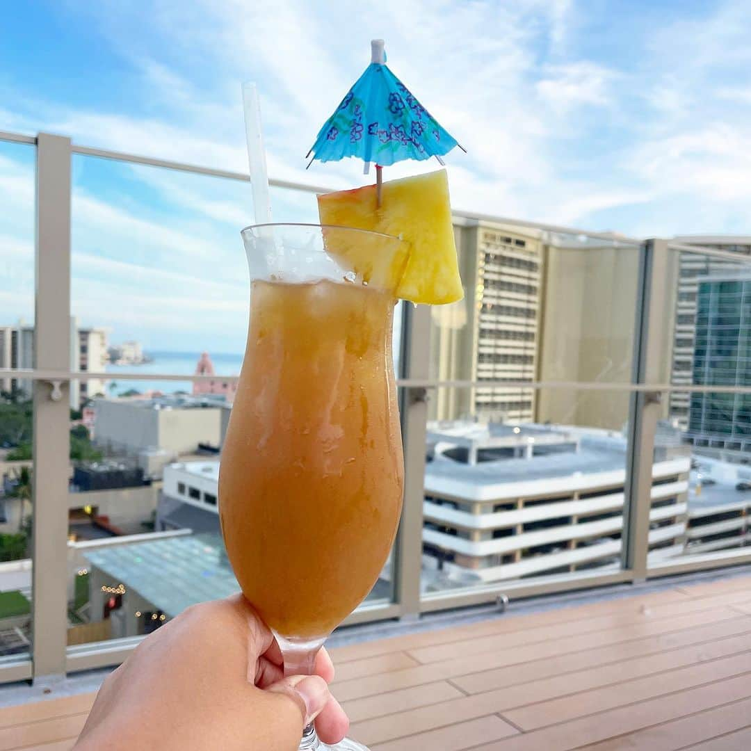 Kujira Clubのインスタグラム：「ヒルトングランドバケーションズの ホクラニで夕暮れ時のカクテルタイム。🍹☺️  ホクラニのプールはコンパクトでは ありますが、カバナでゆっくりしたり 日向ぼっこがお好きであれば 気に入る人が多いです。☀️☺️  少し大人の雰囲気がする 落ち着いたタイムシェア。  どちらかというとお友達やカップル、 ご夫婦向けのリゾートです。✨  くじら倶楽部ではハワイのタイムシェアを お得に購入することができます。 直販の1/2-1/3ほどです。  ご興味ある方はプロフィールの リンクから売り出し物件を ご覧ください。🌈  #ハワイ #ハワイ旅行 #タイムシェア #会員リゾート #会員 #会員制 #会員権 #ハワイ生活 #ハワイに住む #バケーション #ハワイが好きな人と繋がりたい #ワイキキ #ホクラニ #hgv #ヒルトングランドバケーションズ」