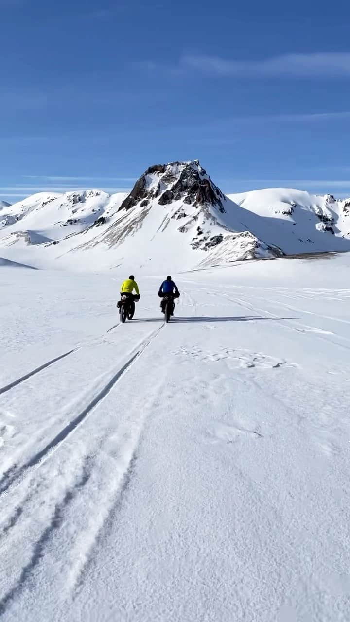 クリス・バーカードのインスタグラム：「“To be brave cheerily, to be patient with a glad heart, to stand the agonies of thirst with laughter and song, to walk beside death for months and never be sad – that’s the spirit that makes courage worth having.”  ~ Ernest Shackleton  The people you want at your side in the most trying conditions are the ones like Shackleton describes… those willing to find a reason to smile & laugh amidst the harshest of conditions. That attitude is contagious and can be the difference between misery and success. @thatisgus & @rebeccarusch were those people during our winter crossing of Iceland in 2021… a lot of time in the saddle of my @fezzari_bicycles Kings Peak and attempts at keeping the hands warm in the incessant winds」
