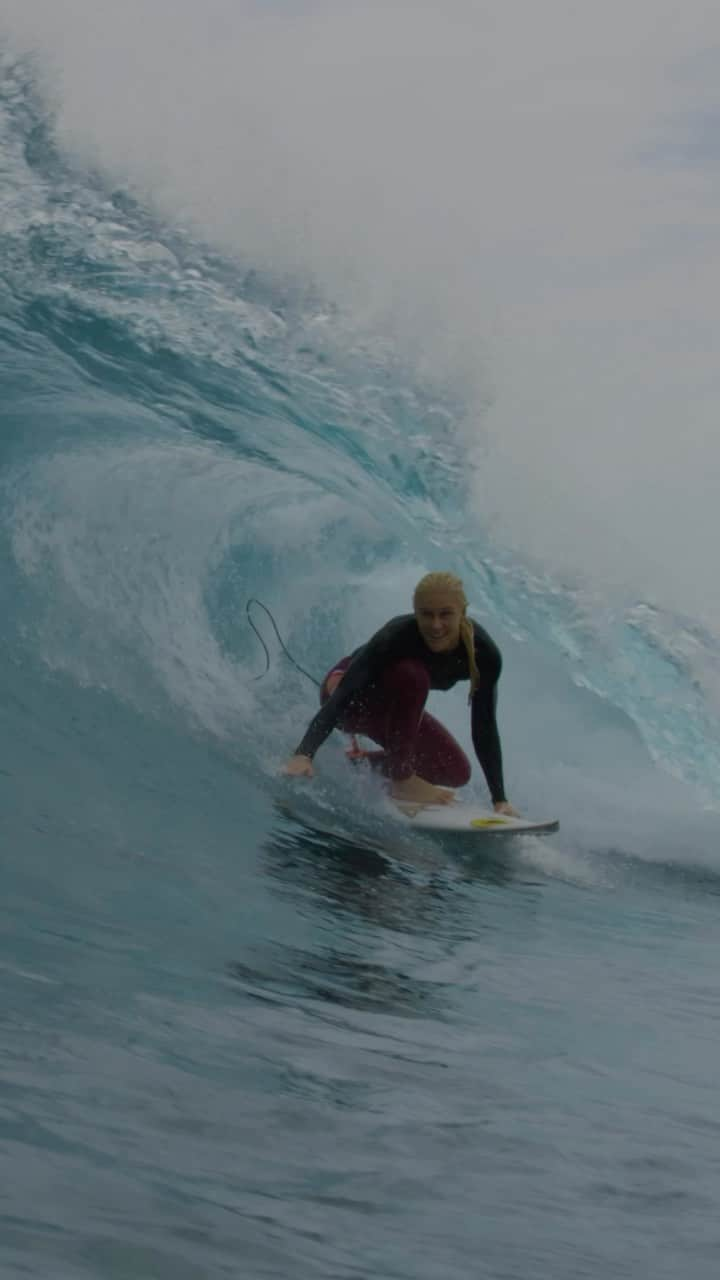 タティアナ・ウェストン・ウェブのインスタグラム：「only a surfer knows the feeling ✨🤌🏻😅💀 @rockstarenergy // filmed by @gregsworld」