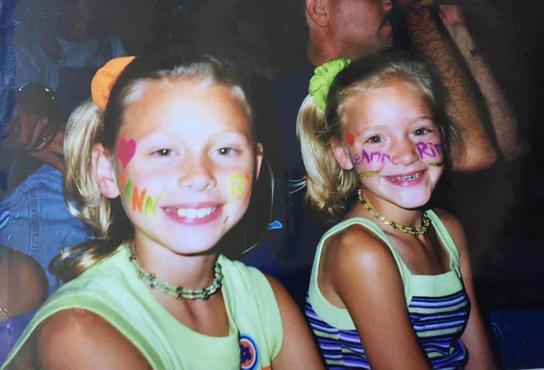 アマンダ・ミシェルカのインスタグラム：「Fun fact, our first concert was @leannrimes  Catch us at @greek_theatre tomorrow where we saw her play 20 years ago ♥️」