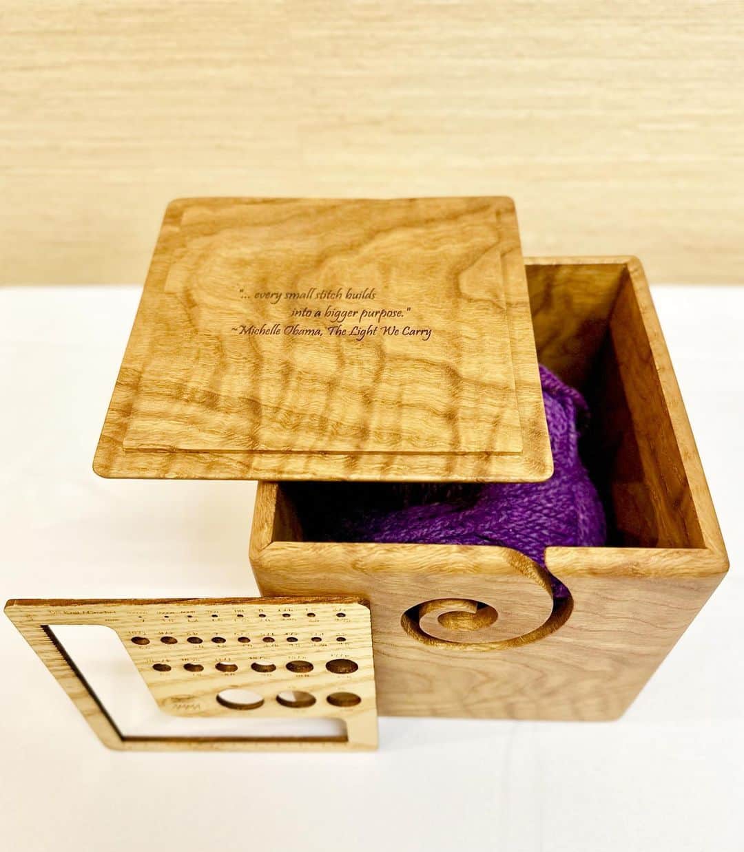 ミシェル・オバマさんのインスタグラム写真 - (ミシェル・オバマInstagram)「As some of you may know, I absolutely love to knit. I took it up during the pandemic and never looked back. Recently, I was sent this beautiful hand-crafted yarn box as a gift. It’s made of white oak from Illinois and has a quote from my book, The Light We Carry, inscribed on it. I just had to share it with you all.   Mark, thank you for sending me this thoughtful gift. I love it!   For all the knitters out there, what are you working on at the moment? I’d love to see your latest project using #TheLightWeCarry. 🧶」9月8日 6時00分 - michelleobama