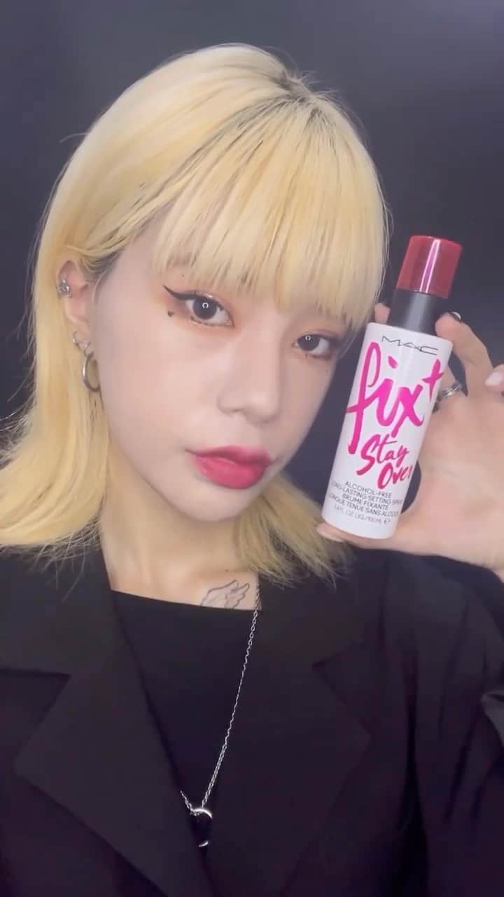 M·A·C Cosmetics BRのインスタグラム：「Gentil na Pele 💘 Graças à sua inovação tecnológica sem álcool, o Fix+ Stay Over consegue fixar a maquiagem por até 16 horas sem irritar, nem ressecar a pele 💯 E o melhor? É indicado para peles sensíveis 🤩  Toque na tela e garanta até 16 horas de make intacta 💅  #ParaTodosVerem: A artista @mac__lyn aplica o spray Fix+ Stay Over na pele e faz o teste mostrando que não transfere.」