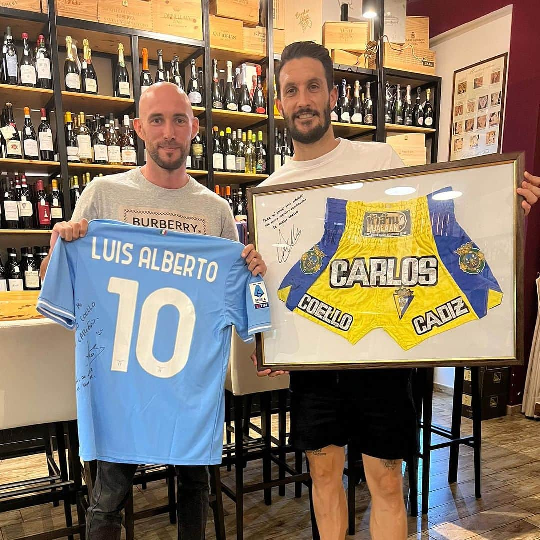 ルイス・アルベルトのインスタグラム：「En esta foto hay un tricampeón del mundo… y de Cádiz 😁Muchas gracias por el detalle @coellomuaythai , un placer haber compartido este ratito contigo 👌🏼」