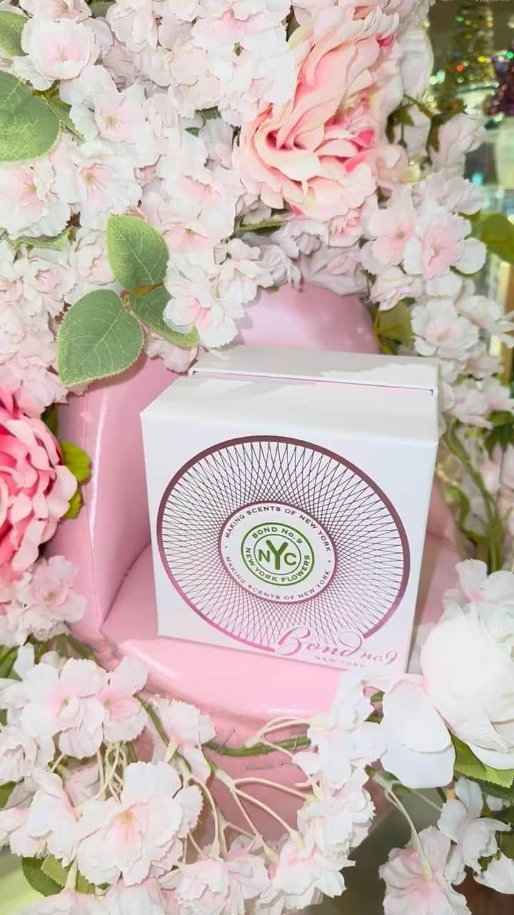 ボンド・ナンバーナインのインスタグラム：「New York Flowers Candle Available Now!🌸🌺 www.bondno9.com   #bondno9ny #newyorkflowerscandle #flowers #newyork #anjoupear #clementine #kirroyalaccord #rosedegrasse #jasmine #amber #iris」