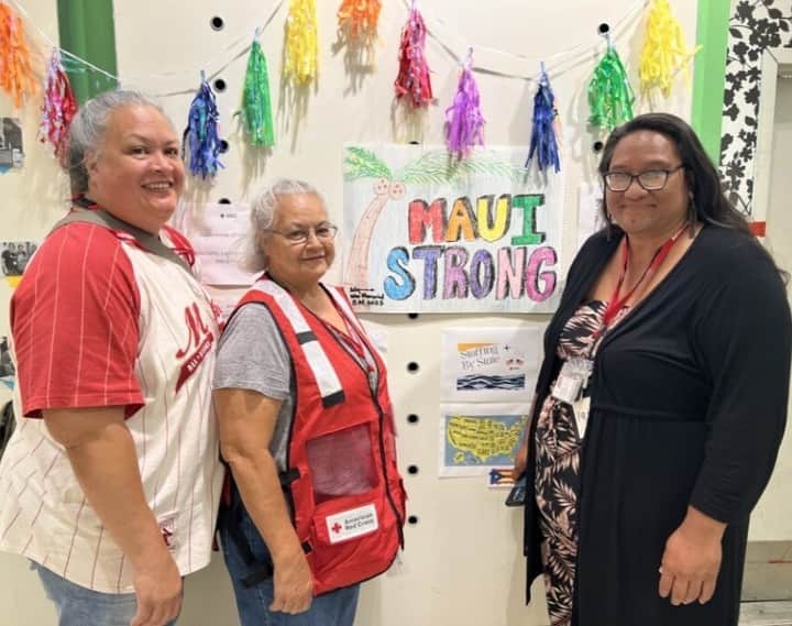 ネーブ・キャンベルのインスタグラム：「Toni, Marcy and Ka’apuni have made volunteering on Maui a family affair.  Sisters Toni and Marcy are Maui residents who were inspired to become Red Cross volunteers after their family and friends were impacted by the wildfires in Hawaii.  “I had a niece lose her home, my brothers-in-law have all lost their homes. My friends have lost their homes,” Toni said.  They joined forces with their cousin Ka’apuni and nearly 900 other Red Crossers who have been volunteering since the fires started.   “The fire started on a Tuesday. The next morning, I deployed to help,” Ka’apuni said.  We’re grateful that Toni, Marcy and Ka’apuni answered the call to help their community in need. Together with partners, we’ve provided more than 91,800 overnight shelter and hotel stays and distributed over 412,000 meals and snacks.  #RedCross #Maui #MauiFires #Hawaii #ThankYouVolunteers #DisasterRelief #DisasterResponse」