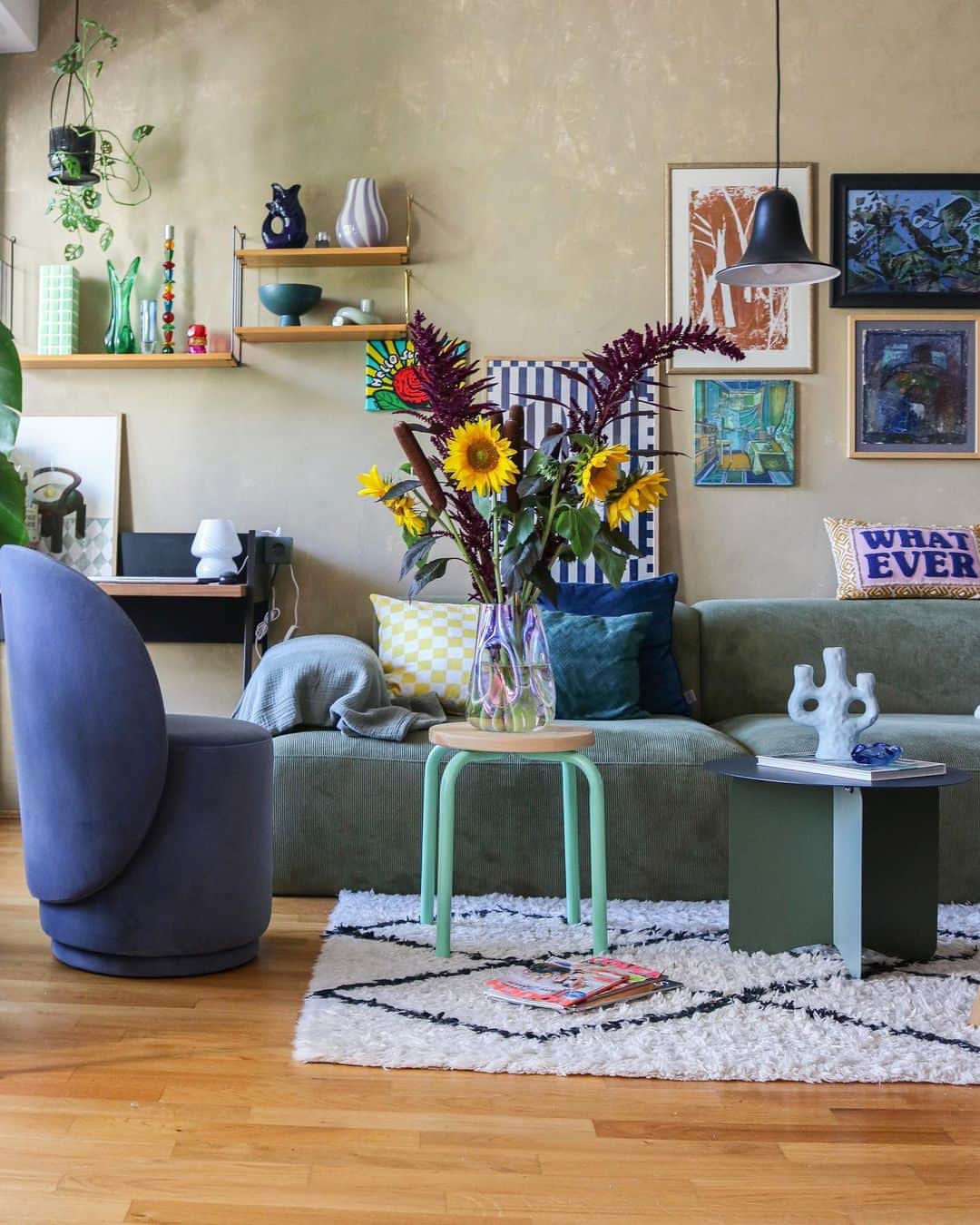 MT DOMAINEのインスタグラム：「Bright eclectic living room.  (Via @homedesignbyana) #MyDomaine」