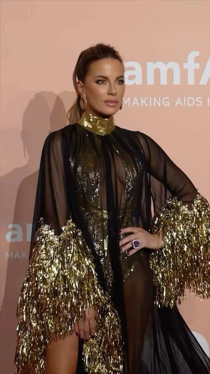 ケイト・ベッキンセイルのインスタグラム：「Having tinsel-itis at @amfar Venezia in @georgeschakraofficial 🖤」