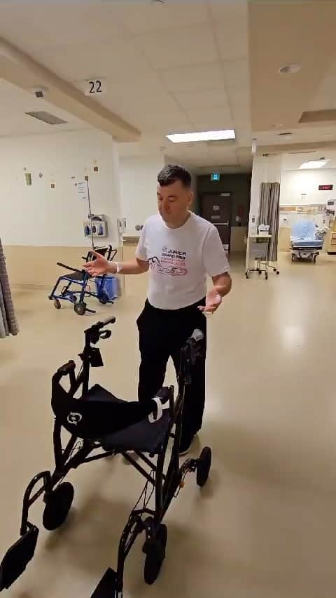 ブライアン・オーサーのインスタグラム：「2.5 hours after a full hip replacement.  It’s remarkable how advanced this procedure is now and of course a wonderful, talented and caring team at Humber river hospital .  Thanks @j_butt for the inspiration and confidence」