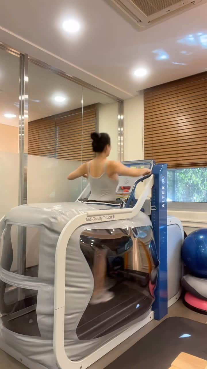 のインスタグラム：「🤰  임산부를 위한 무중력 - 러닝머신 운동 6개월 만에 느껴보는 가벼움과 러닝 만족감 🤩 신나서.. 햄버거 먹었…😜  #맘스바디케어 💚」