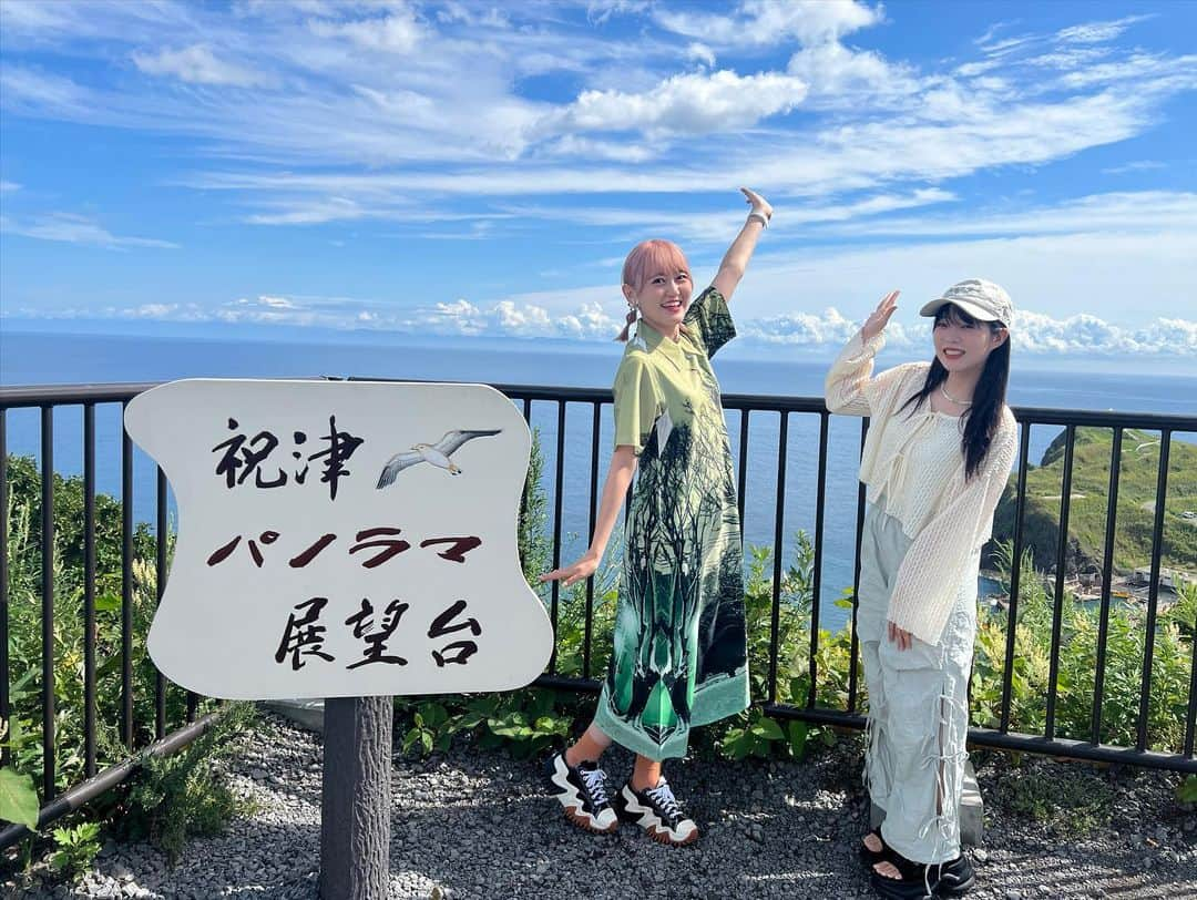 高木美佑のインスタグラム：「#小樽観光 ラスト🤍💜💚  #祝津  おたる水族館のちょうど上の方にあるパノラマ展望台 めちゃめちゃ晴れててトド岩も綺麗に見えたけどトドは不在でした😆 羽がよく見ると鰊なフォトフレームも良き🐟  #オーセントホテル小樽  11階にあるポールスターさんというバーのコラボカクテルをいただきました🍸 とっても飲みやすくて美味しかった✨️しかもゆのさんイラストのコースター付き‪🫶 船のような眺めがとても綺麗です🚢  #小樽たけの寿司  堺町のお寿司屋さん 小樽の新鮮で美味しいお寿司が食べれて大大大〜満足😘🍣  #堺町通り 歴史的な建物ばかりでとっても風情ある素敵な通り そういえばLeTAOで大量に購入したお土産がちょうど届きました🍫  #小樽海鮮あかあおきいろ  トークショーでMCをしてくださった一方通行の皆さんのカラーリングなお店っ😉 有名な海鮮棒寿司をはじめどれも美味しかった〜！！！ 心で揚げているというザンギの写真を撮り忘れてしまったのですがそれは私の心の中に🫀🌼  初めての小樽、本当に楽しかったなぁ〜〜！  小樽潮風高校Projectでお世話になっているみなさんに直接お会いできたのも嬉しかったですし、案内までしてくださって大感謝です🥹🙏  小樽にはまだまだ魅力的なスポットがいっぱいなので、旅行でも訪れたいですし また花梨先輩としても連れて行っていただけるように頑張ります💪💜  スタンプラリーの方もぜひ沢山の方に楽しんでいただけますようにっ  #小樽潮風高校Project #小樽スタンプラリー4 #小春六花 #夏色花梨 #花隈千冬」