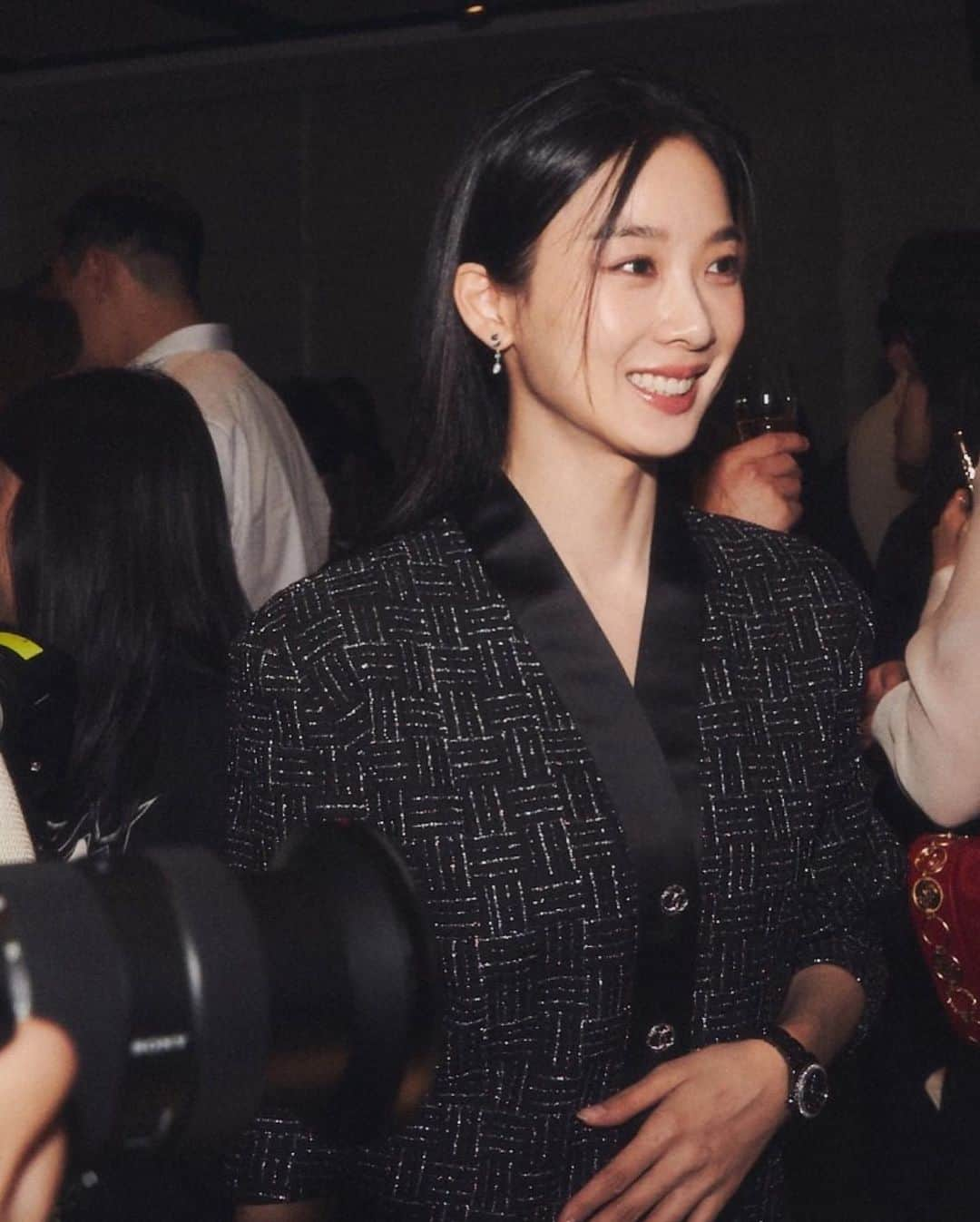 イ・チョンアさんのインスタグラム写真 - (イ・チョンアInstagram)「🖤 @chanelofficial x @friezeofficial   🔗 In truth, maybe everything is connected and the more I work, the more I realize - Lim minouk  #Chanel #샤넬아트앤컬쳐」9月7日 21時37分 - leechungah