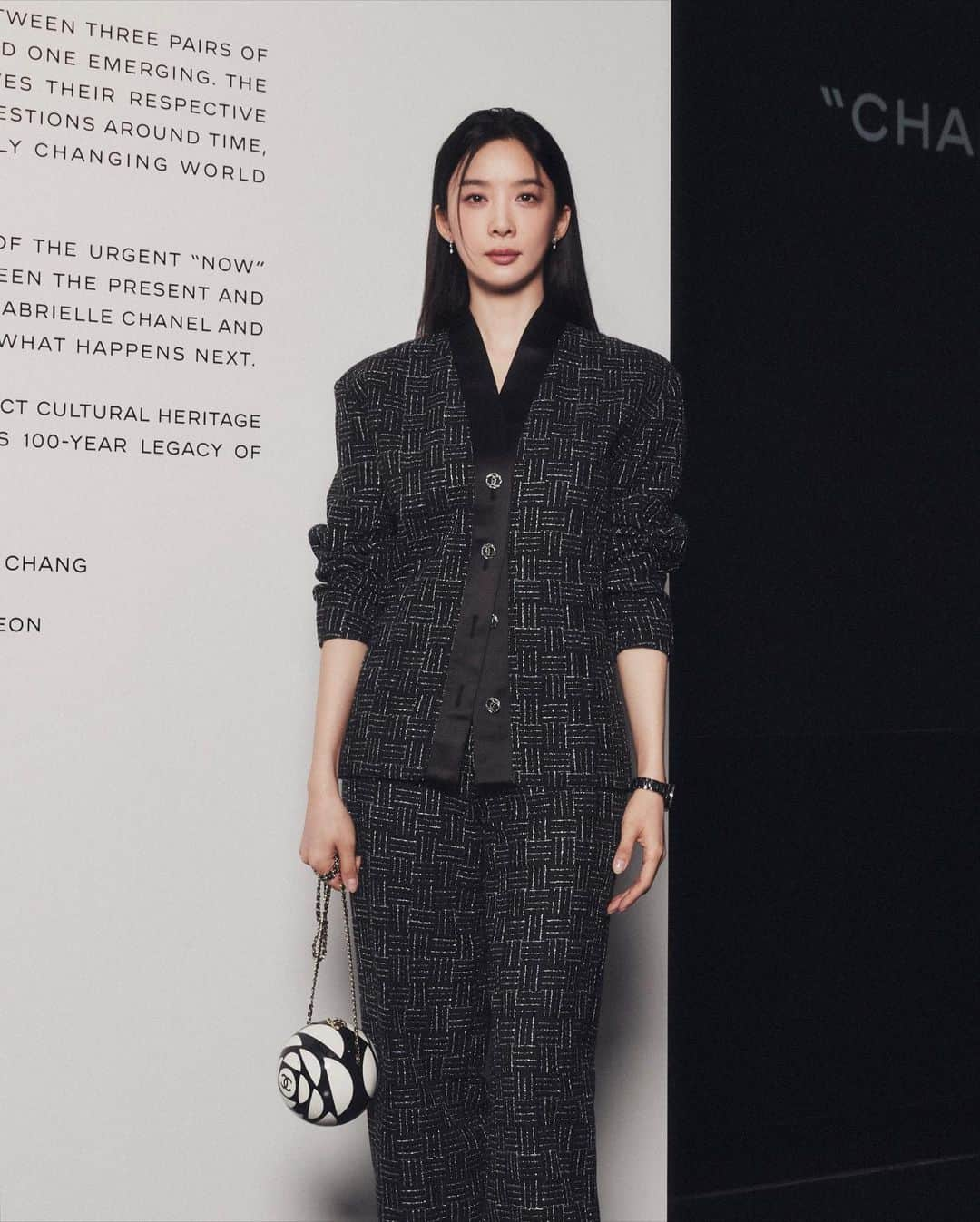 イ・チョンアのインスタグラム：「🖤 @chanelofficial x @friezeofficial   🔗 In truth, maybe everything is connected and the more I work, the more I realize - Lim minouk  #Chanel #샤넬아트앤컬쳐」