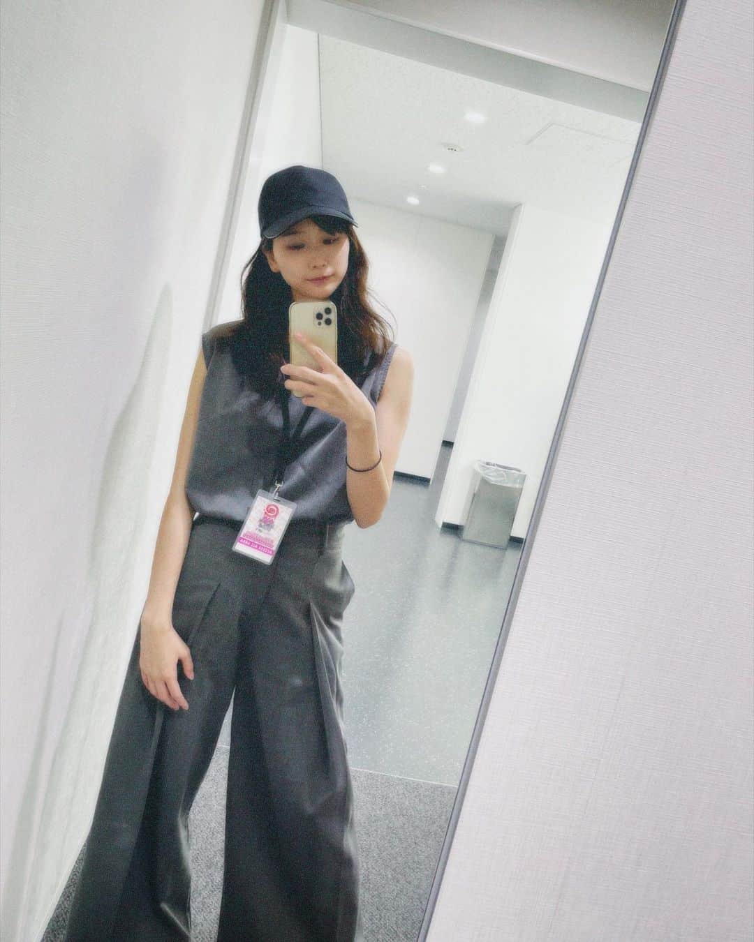 塩野響子のインスタグラム：「⠀この格好で歩いてたらスタッフさんかと思うよね〜。アイドルだよーーーう。」