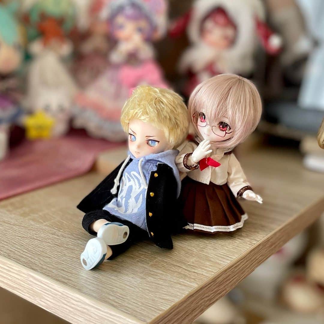 のインスタグラム：「ドールウィッグでもっとツーブロックの髪型増えないかな〜 自作するしかないのかな  #minisweetsdoll #ミニスウィーツドール #あまむす #obヘッドカスタム  #bjd #bjddoll #bjdphotography #doll」