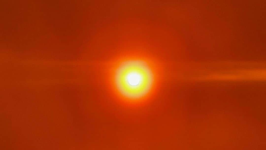 傳谷英里香さんのインスタグラム写真 - (傳谷英里香Instagram)「. ⁡ そして、御来光。 ⁡ 厚い霧に包まれていて、妙な緊張感の中 じっくりゆっくり待っていたら この瞬間だけ、霧が薄くなってくれて こんなにも幻想的な毎秒でした…🌤️ ⁡ 宙に浮いているような不思議な感覚。 私の見たままをお届けします☺︎ ⁡ #富士山」9月7日 21時31分 - erika_denya