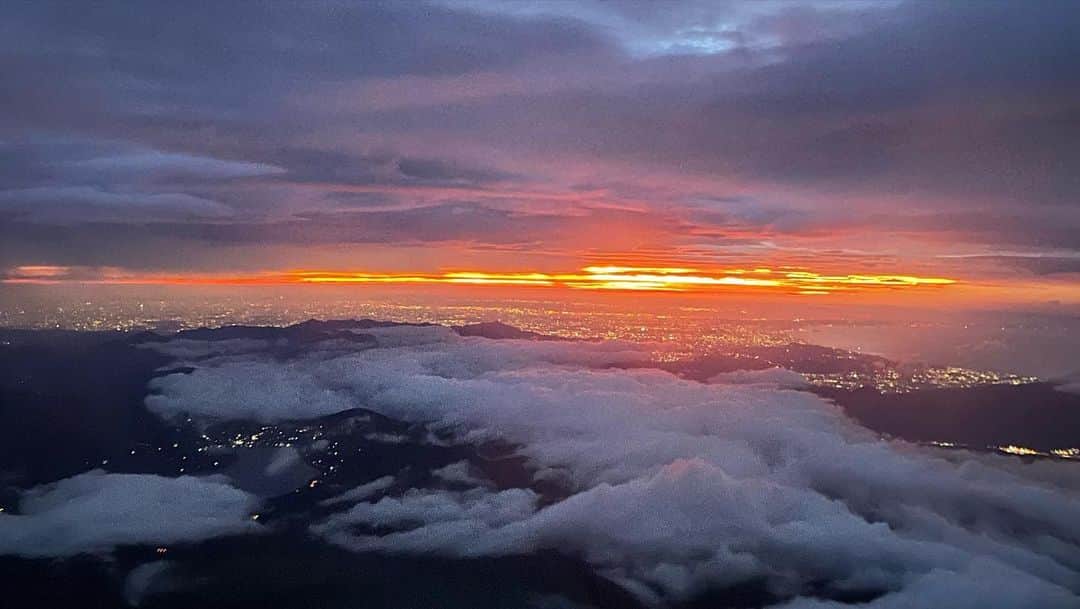 傳谷英里香さんのインスタグラム写真 - (傳谷英里香Instagram)「. ⁡ そして、御来光。 ⁡ 厚い霧に包まれていて、妙な緊張感の中 じっくりゆっくり待っていたら この瞬間だけ、霧が薄くなってくれて こんなにも幻想的な毎秒でした…🌤️ ⁡ 宙に浮いているような不思議な感覚。 私の見たままをお届けします☺︎ ⁡ #富士山」9月7日 21時31分 - erika_denya