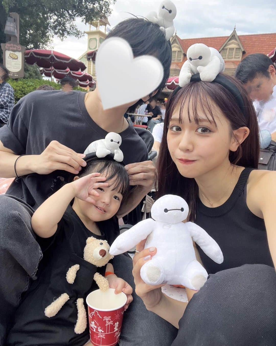 はやめいのインスタグラム：「娘と彼と3人でディズニーランド に行ってきました 🏰🎀✨  彼がたくさん写真を撮ってくれるので 載せたい写真が多すぎます … 🤭  娘も｢👦🏻とミッキー行きたいな〜｣と ずっと行っていたので本当に楽しんで いました 💭   #こども #こどものいる生活 #シングルマザー#シンママ#シンママライフ #こどものいる暮らし#キッズ #ママスタグラム#２歳7ヶ月 #むすめふく#プチプラコーデ#mamagirl #ママファッション#ママコーデ #親子服#親子コーデ#キッズコーデ #ディズニー#ディズニーコーデ #子連れディズニー#ディズニーランド #TDL#ベイマックス#ベイマックスコーデ」