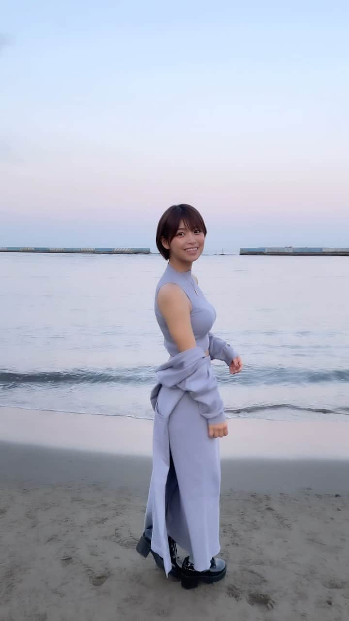 小坂田純奈のインスタグラム：「夕焼けの海ってエモすぎる🥹❤️‍🔥  #japantravel #japanesesea #japanesegirl #ショート女子 #ノースリーブ」