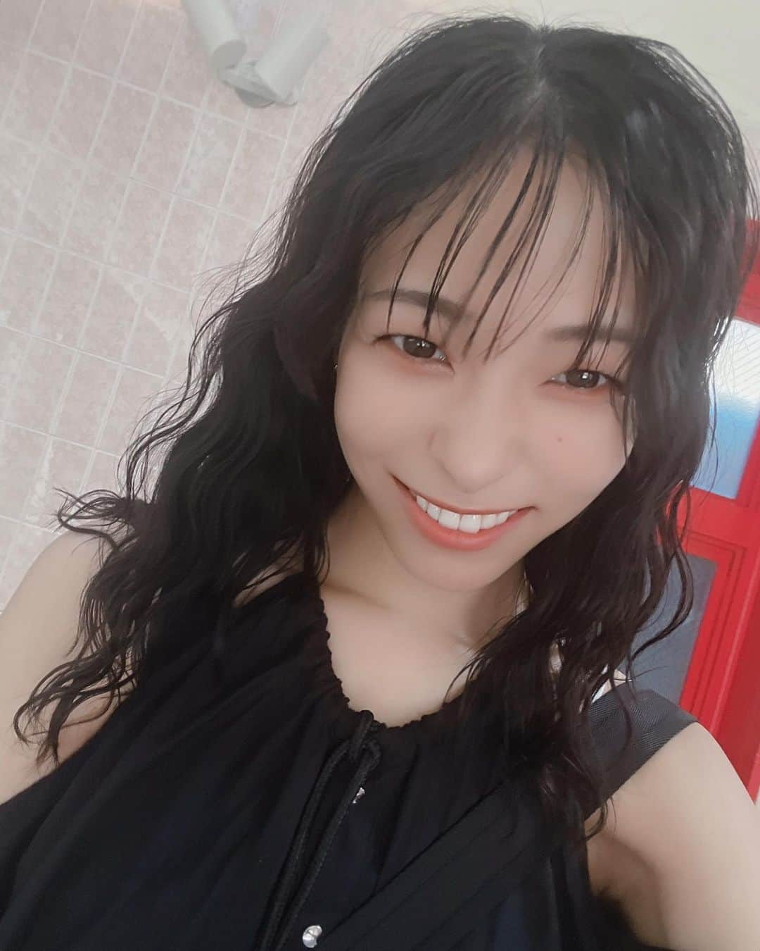 ジェニーのインスタグラム：「🎡🎢🎠  家族全員ではしゃげるスポットに行ける 最後の家族旅行に行ってました☺️ 行き先はナガシマスパーランド！！！  絶叫好きなうちの家族。 もしかすると日本のザ・代表的な絶叫系を これでコンプしたってぐらい好き！！  乗れるうちに乗ってやり残したリストを 皆で一つクリアしましたとさ。🌠💫✨」