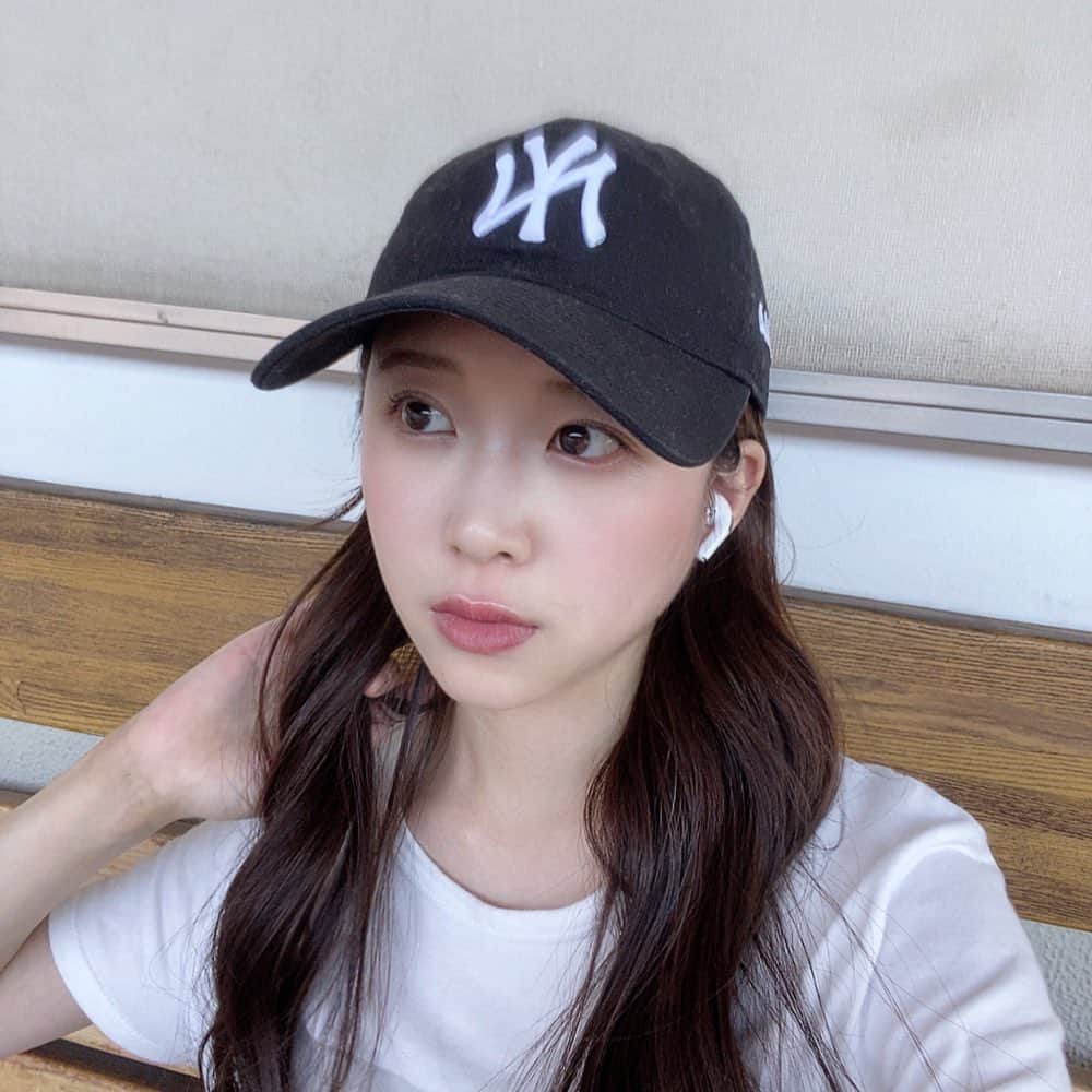 門脇更紗のインスタグラム：「🍂 近所のコンビニに この間まで売ってた花火がなくなってて、夏は終わったのかあと知らされた気がした！よ！ わたしの好きな秋、キンモクセイの香りが楽しみやなあ〜 いつも雨降ってすぐ消えちゃうけど（＾ν＾）うっ」