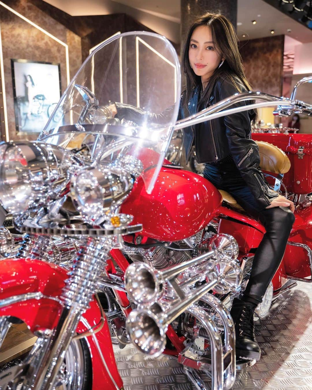 松岡李那さんのインスタグラム写真 - (松岡李那Instagram)「Do you like motor Bike ??? 🪩🏍️✨ I got official pic💕 @streetsteelmacau 🇲🇴 #harleydavidson  #streetsteelmotorbikegallery #macau #motorbike #customizemotorbike #macaugallery #Kampek #Paradisemacau #澳門 #鐵赤道 #機車 #澳門景點」9月7日 21時45分 - linahxoxo