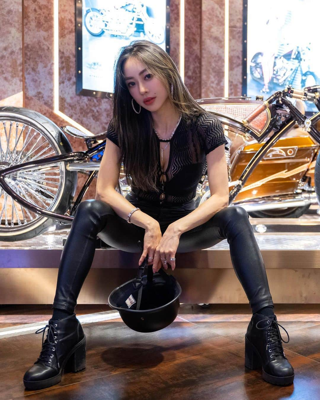 松岡李那さんのインスタグラム写真 - (松岡李那Instagram)「Do you like motor Bike ??? 🪩🏍️✨ I got official pic💕 @streetsteelmacau 🇲🇴 #harleydavidson  #streetsteelmotorbikegallery #macau #motorbike #customizemotorbike #macaugallery #Kampek #Paradisemacau #澳門 #鐵赤道 #機車 #澳門景點」9月7日 21時45分 - linahxoxo