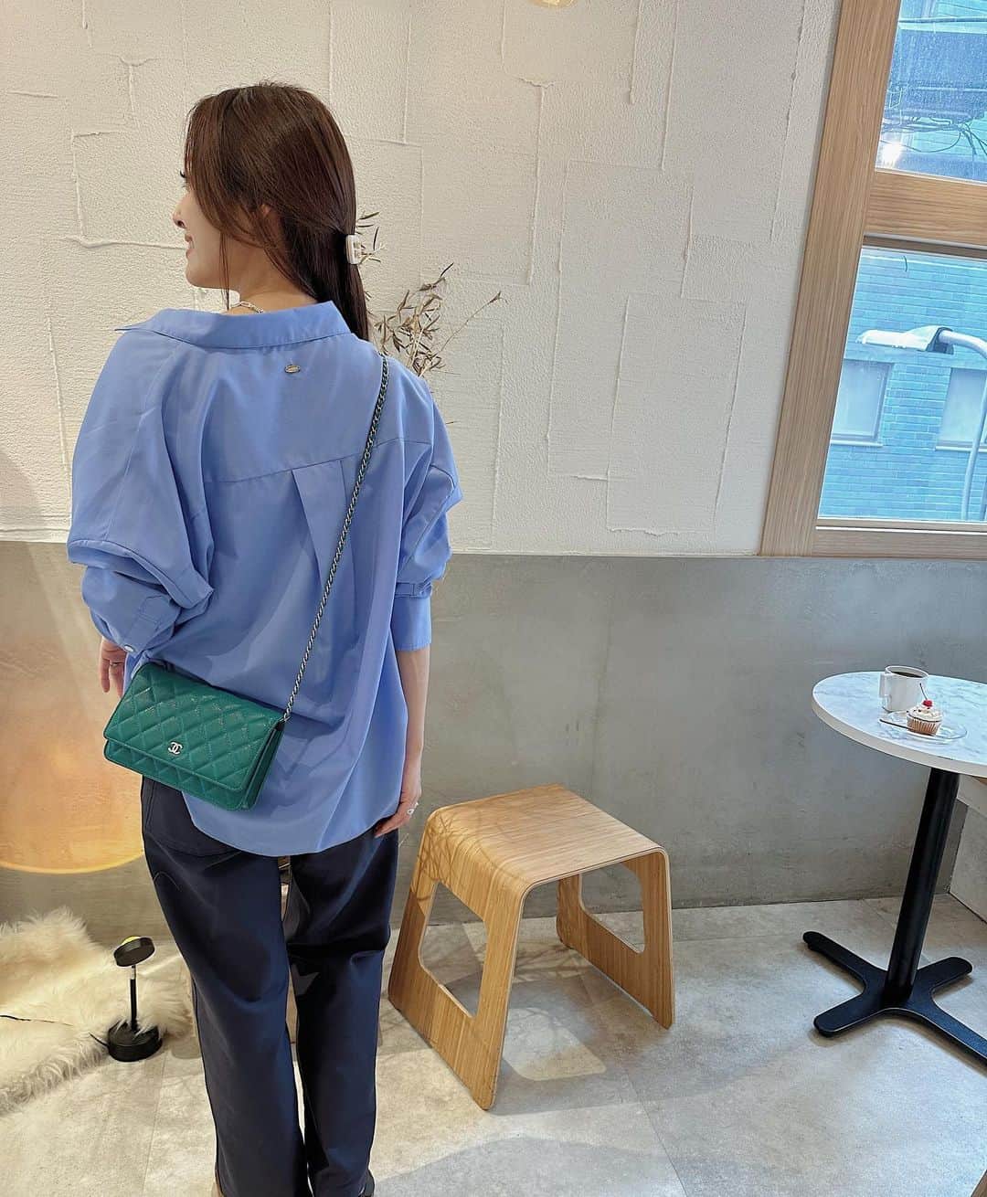 小祝麻里亜のインスタグラム：「まだまだ暑いけどシャツ着たいから、薄手のインナーに頼んでた @anuans.official の青シャツ♡  ファーベスト(リアルじゃないファー)も頼んでて、それも楽しみ🐻‍❄️！  明日は撮影で朝が早いけど…交通網大丈夫かな？🌪️ みなさんもお気をつけてお過ごしくださいね☺️✨  ．＿＿＿＿＿＿＿＿ #코디 #스타일링 #데일리 #오오티디 #손민수#범규 #헤드폰 #158cmコーデ #シャツコーデ #新大久保カフェ #anuans_2023aw」