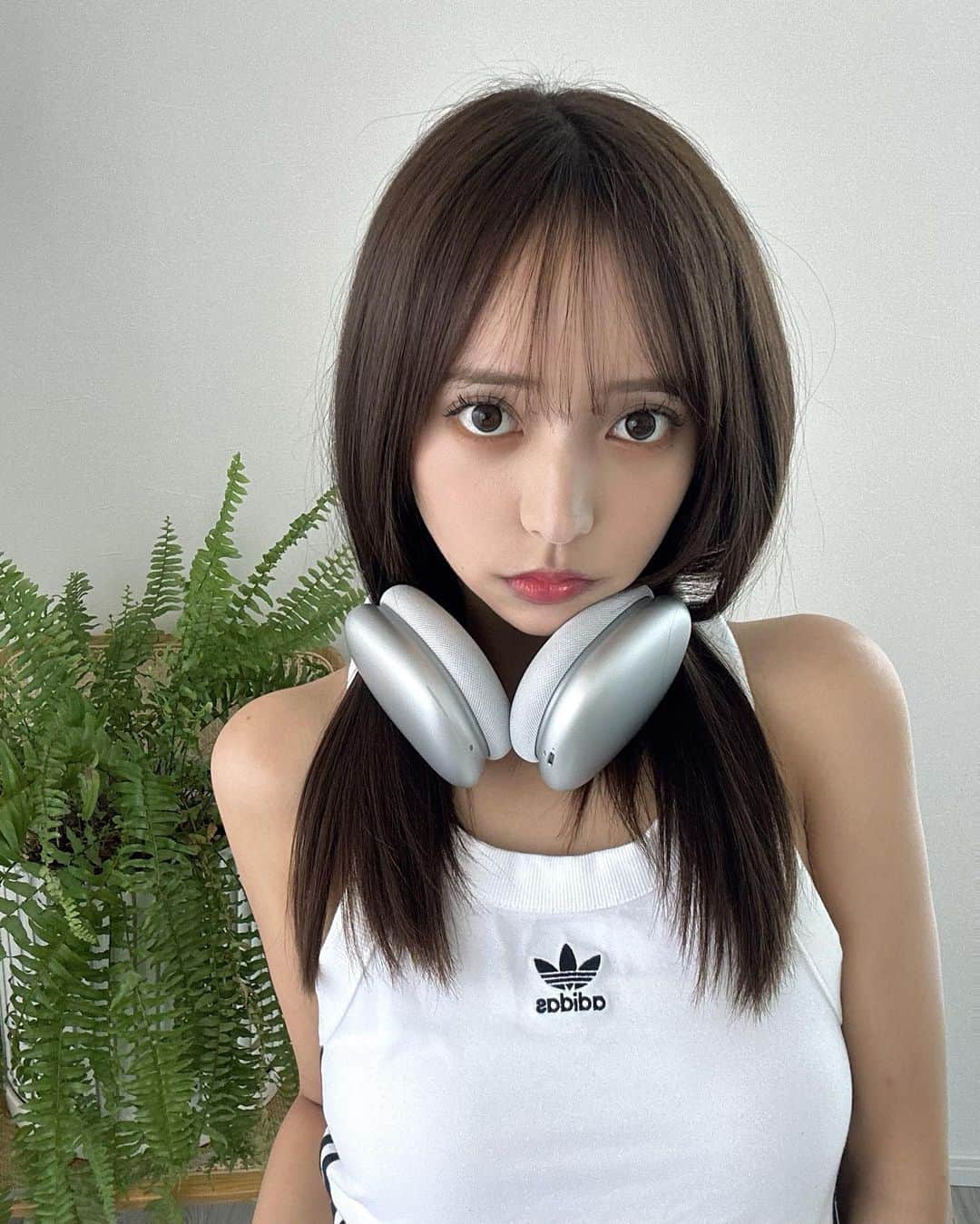 のインスタグラム：「ヘッドフォン ✖︎ adidas かわいー 🎧❤️‍🔥」