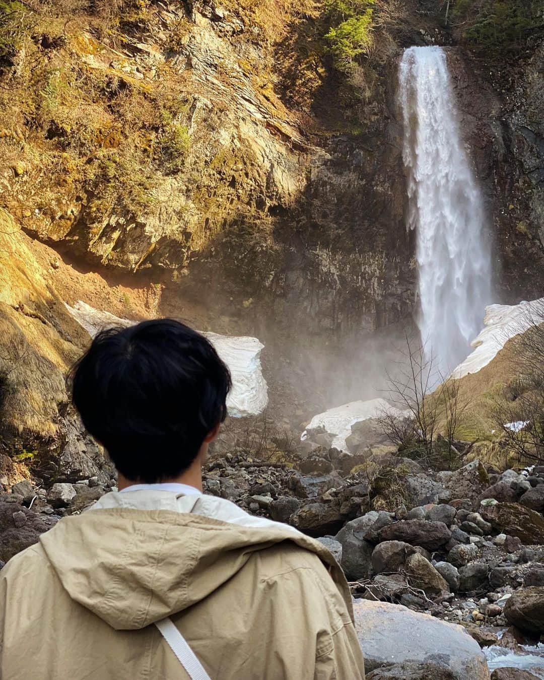 濱正悟さんのインスタグラム写真 - (濱正悟Instagram)「💪 #平湯大滝 #春陽滝をみる。× #濱滝ヲミル。 力強い滝にお力頂きました。 #民宿のかくし味 #みんかく いつもご覧下さりありがとうございます。いよいよ終盤です。あと2週間で物語は一旦おわりになります。どうぞ最後まで見届けてくださいますように。」9月7日 21時41分 - hamastagram822
