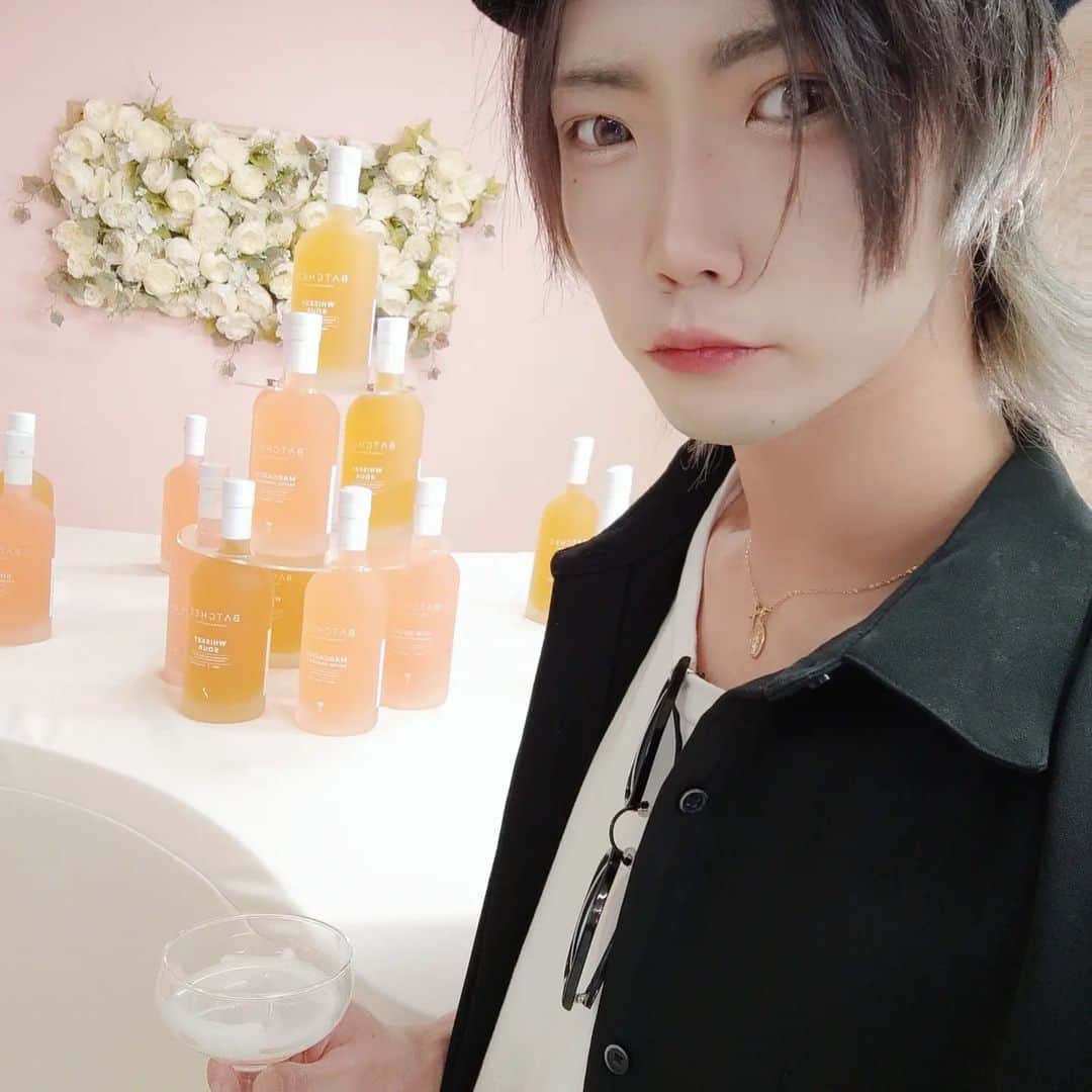のインスタグラム：「Batchedというお酒 氷とシャカシャカするだけで出来る簡単カクテル 最近アイスと合わせて食べてるけどよき◎  是非お見かけの際にはお試しいただきたい。 なにせ私のおすすめである。  @batchedcocktail.jp #pr #batched #バッチト」
