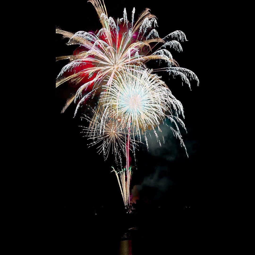 高橋龍之介のインスタグラム：「🎆🎇  長時間露光風に編集してみたらこうなったﾎﾟﾖ」