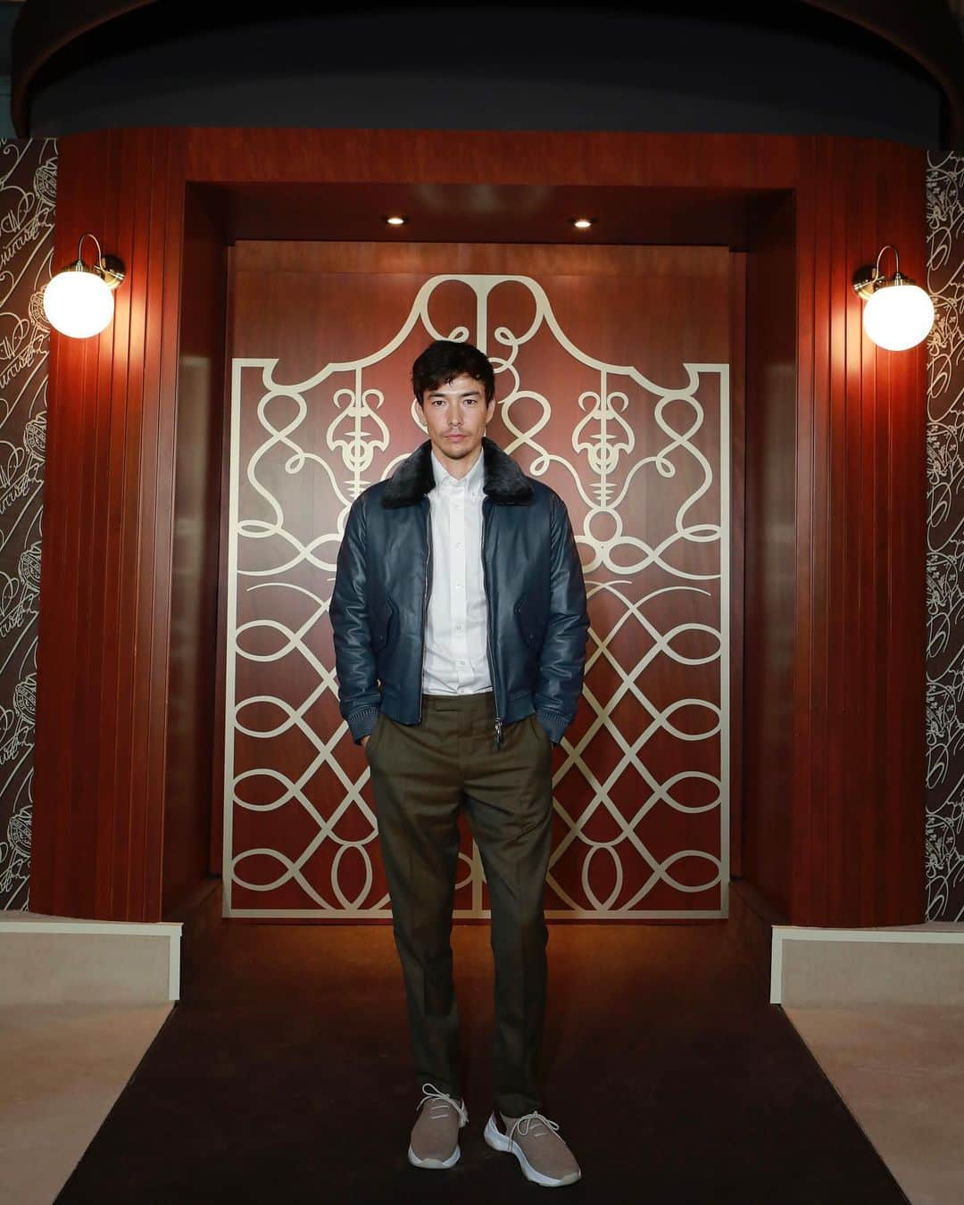 SEN（三辻茜）のインスタグラム：「まだ帰って来たばかりだけど #berluti のトラベルライン〈トワル・マルブフ〉を着たら、またすぐにでもどこかに行きたい気分になった。#berlutitoilemarbeuf」