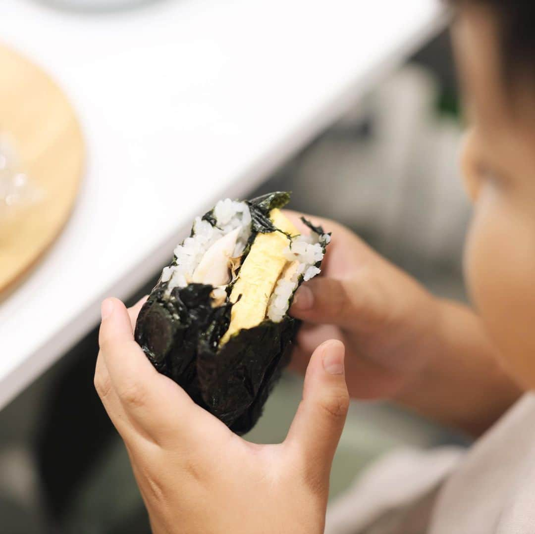 きなこさんのインスタグラム写真 - (きなこInstagram)「みんなで夜ごはんに"おにぎらず"を作ろうの会🍙 みんなで材料を持ち寄り、子ども達にごはんを炊いてもらい、お味噌汁を作ってもらい、最高に美味しくて楽しい夜に😋  今回作ったのは折りたたみ式おにぎらず。焼き海苔を4分割するイメージで1箇所だけ切り込みを入れ、ごはんや好きなおかずをモリモリ乗っけて折りたためば完成✨  みんなで持ち寄ったおかずを、"これとこれ合うんじゃない？"と言い合いながら乗せていくのが楽しくて、どれも大正解な美味しい組み合わせになりました🥰  半分に切ると断面が美しくて、断面が見たくて切りたい私vs早く食べたいまるかじりしたい息子の戦い😎 お弁当にもまた作ろ♡  #おにぎらず #おにぎり #親子ごはん #こどもごはん #小学生 #育児 #子育て #こどもと暮らす」9月7日 21時44分 - kinako_710