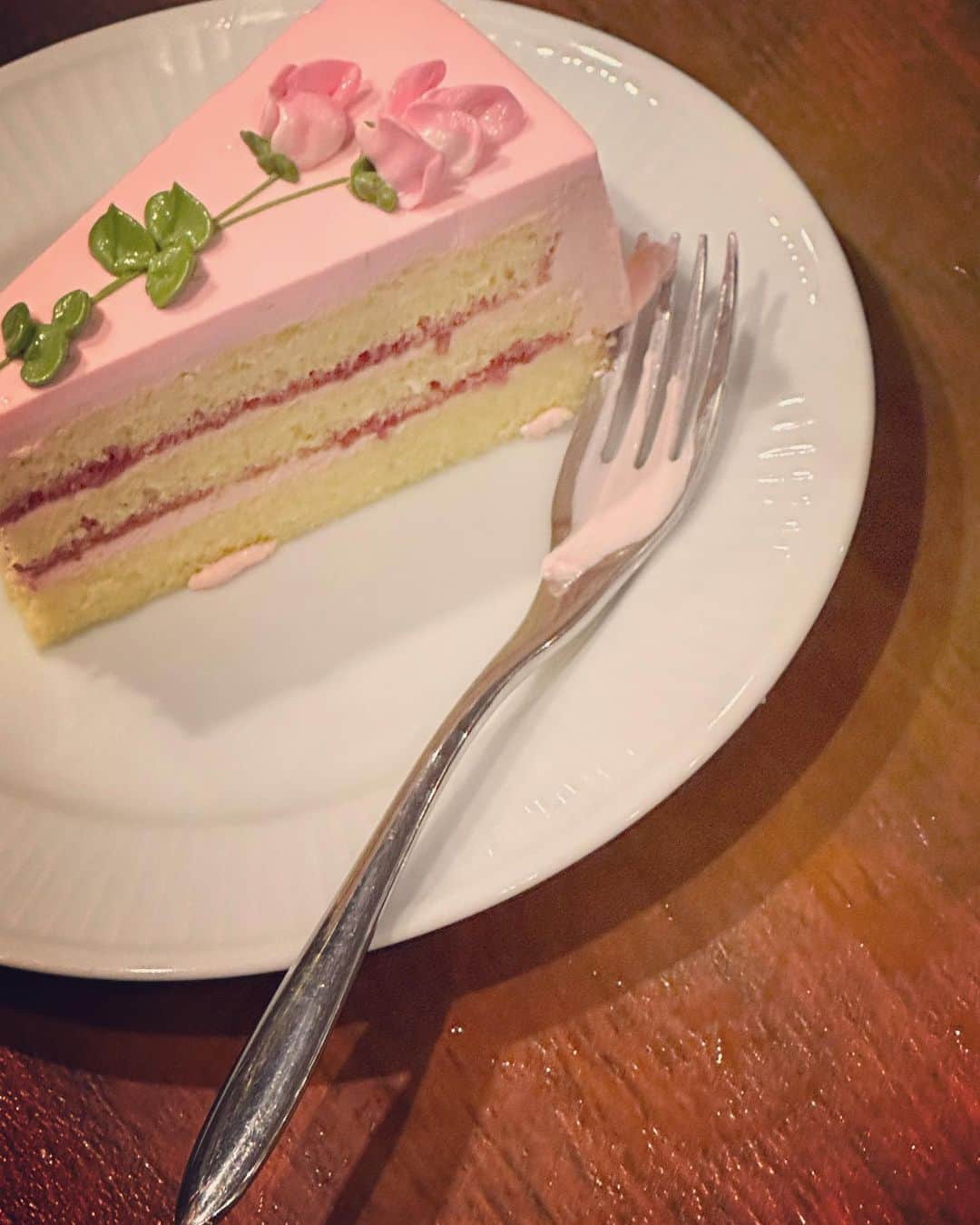 風間ゆみえのインスタグラム：「可愛いピンク色のケーキと、赤いチャイナドレス　@keitamaruyama お姉ちゃん♡ @nanalotta96   可愛いピンク色のケーキと、ケーキと同じ色のパンツをはいたやっしー。  9月6日  れいちゃんも @reikohase バースデー🎂だわ🎈🎂✨🎉 日本から愛を込めて…happy birthday❤️」