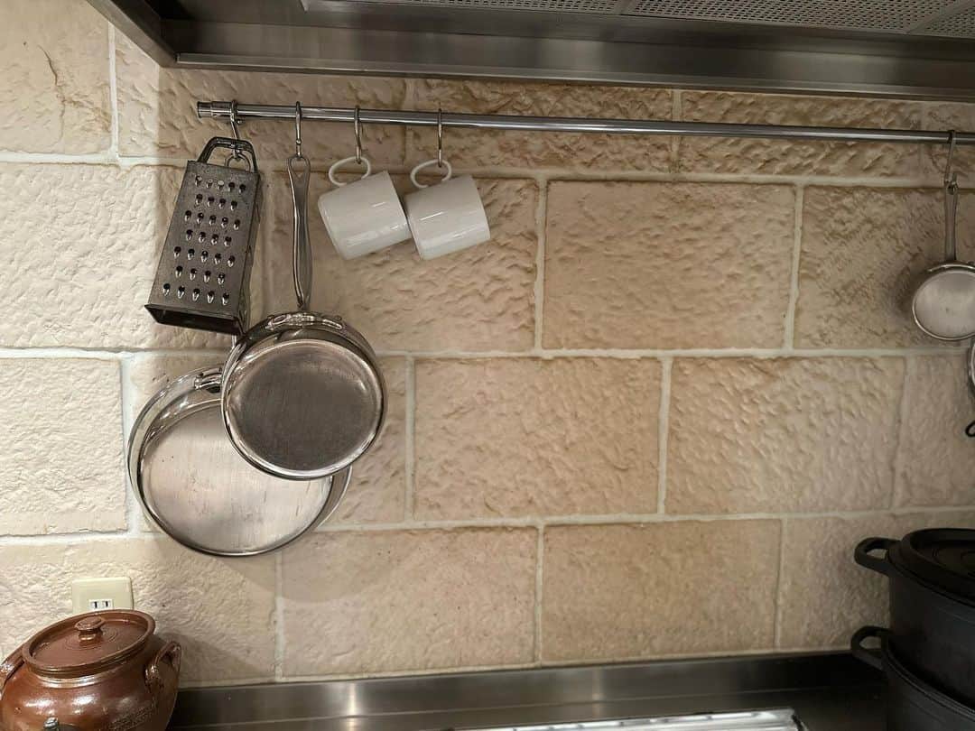 のインスタグラム：「撮影日、  スタッフ皆さんのご協力のもと 順調に進み、明るいうちに無事終了。  片付けつつ明日の仕込み中 視線を上げた先には 今日の私の相棒たち。  お疲れさま、 本日もありがとうー。  お腹空きました。 続きはLES TROiS レトォアアカウント @lestrois.3 で。  ---オンラインと対面で学びつながる会--- 　　　　LES TROiSレトォア 　　　https://www.lestrois.net へは —プロフィールLink tree リンクツリーより—  #私のつぎの仕込み風景#撮影のあった日##レトォア#lestrois#サルボ恭子#kyokosalbot」
