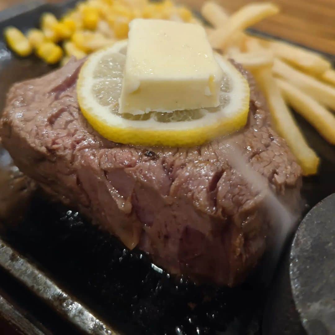 Drac&ouml;がたべしなに。のインスタグラム：「Steak 最高だよなぁ！？ #steak #肉料理 #ステーキ #steakhouserocky」