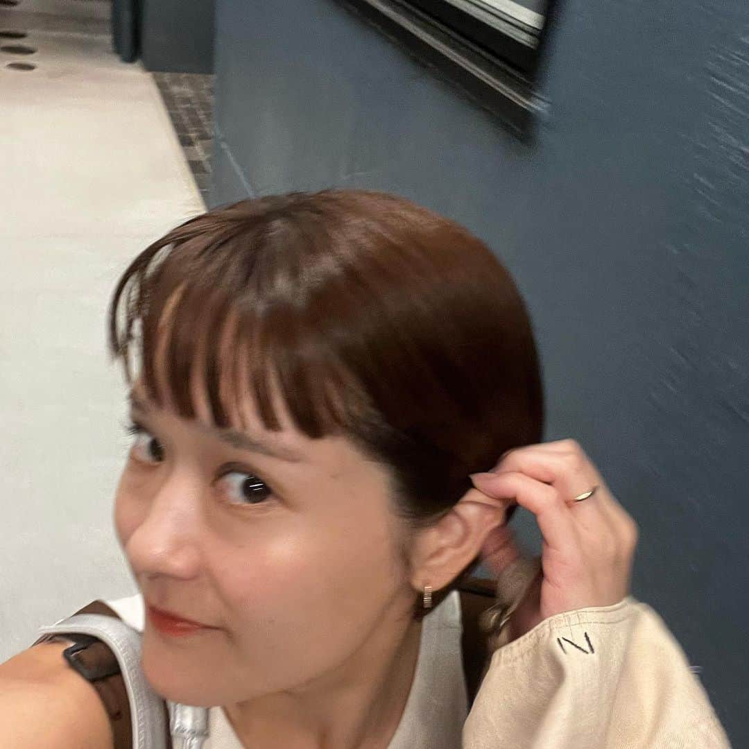 ゆうりのインスタグラム：「高校生の時にドォーモっていう 福岡の放送局の番組が大好きすぎて。  大学生になったときに オーディションが開催されることになって よし、やっぱり応募するぞって 思って応募しかけたんだけど  ドォーモって体当たりのロケが 多いから  「水の中に入る仕事あって アイプチ取れたらどうしよう」  って思ったり  「汗びっしょりになった時にアイプチ取れたらどうしよう」  って思って、結局エントリーするのやめたんだけど。  プチ整形した今  「あ、アイプチとかそーゆービジュの不安定さとかなくなるから、ドォーモ出たいなあ」  って思ったけど  オーディションどころか もうドォーモないっぽくて  なんか、切ない。笑  鹿児島のテレビにいつか出て水に入らせてください。食レポとか、きっとうまいです。(は？  とどのつまり、 プチ整形して、29歳にして、 改めて未来が広がったかも。  っていう話でした。笑  この後22じからはラジオ。  #ドォーモ #プチ整形 #それだけの話」