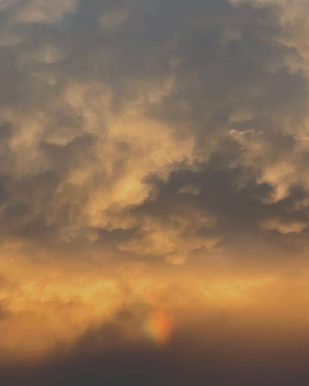 小野ゆり子さんのインスタグラム写真 - (小野ゆり子Instagram)「今日はなんだかものすごいパワーの空だった🚀虹、見たかなあ？？写真で伝わるかなあ？？ とても小さかったけど、しっかりレインボーでなんとも健気な虹だった☁️🌍🪐そしてすぐ消えちゃった。 虹の赤ちゃんの空デビューの日か㊗️おっちょこちょいな虹が間違えてちょいと出ちゃってすぐひっこんだのか🫣 と想像してたけど調べてみたら、 幻日というのがあるのだねえ🚀」9月7日 21時47分 - yurikoono_official