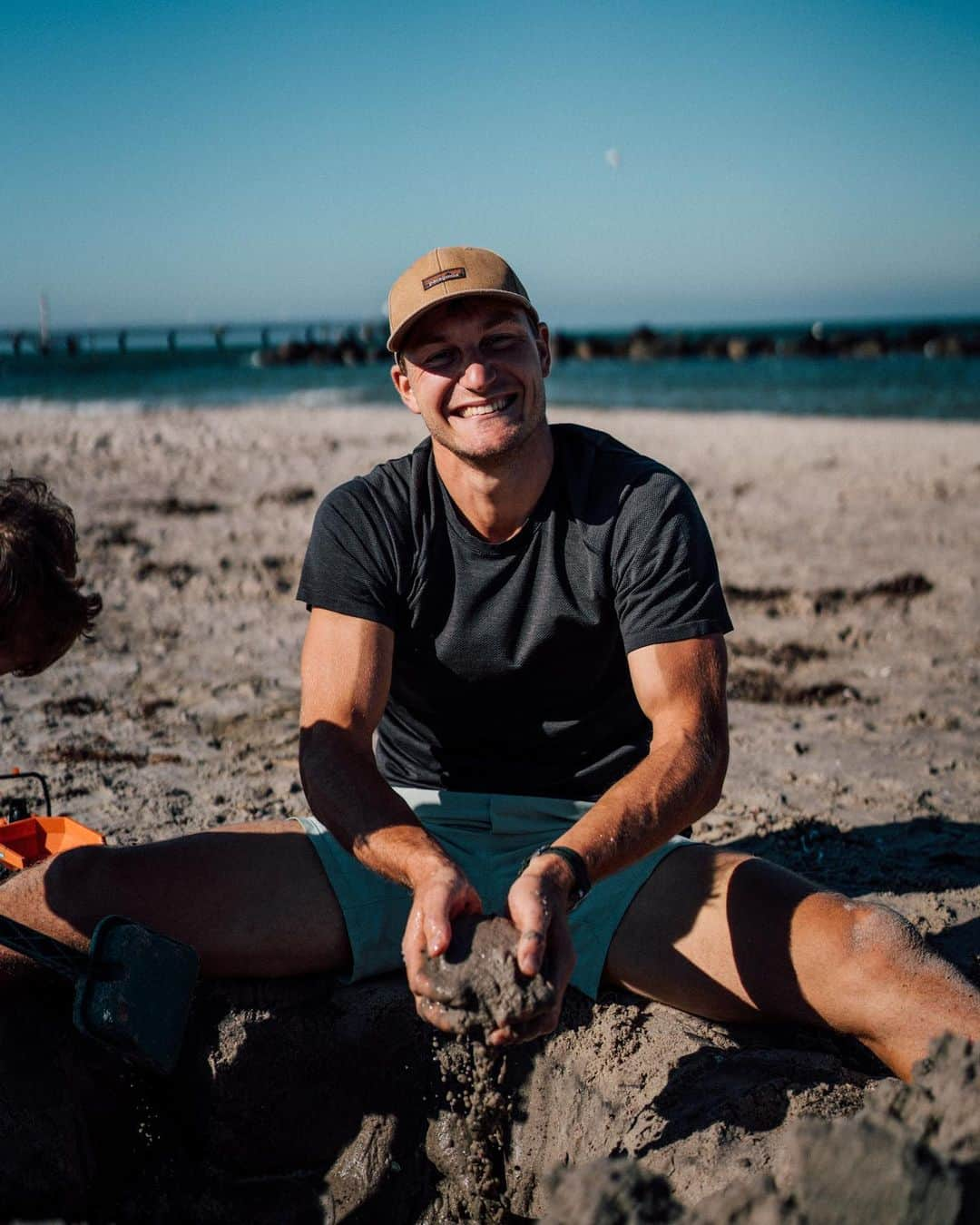 トーマス・レーラーのインスタグラム：「Hands up 🙋🏼‍♂️ if your a great sand castle builder? 🏰   Really enjoyed the short time off with my two favorites. Cought some breath and reloaded with fresh inspiration.   Today we went to visit an amazingly inspiring couple @kraut_kopf 🌱 So we leave the north with good talks, new ideas and a solid load of energy for the next weeks.  With the @dlv_online Youth development forum tomorrow. And the @bundesliga sustainability forum next week I‘m looking forward to exciting conversations talking about issues that matter on the long term.   #athletelife #backtowork」