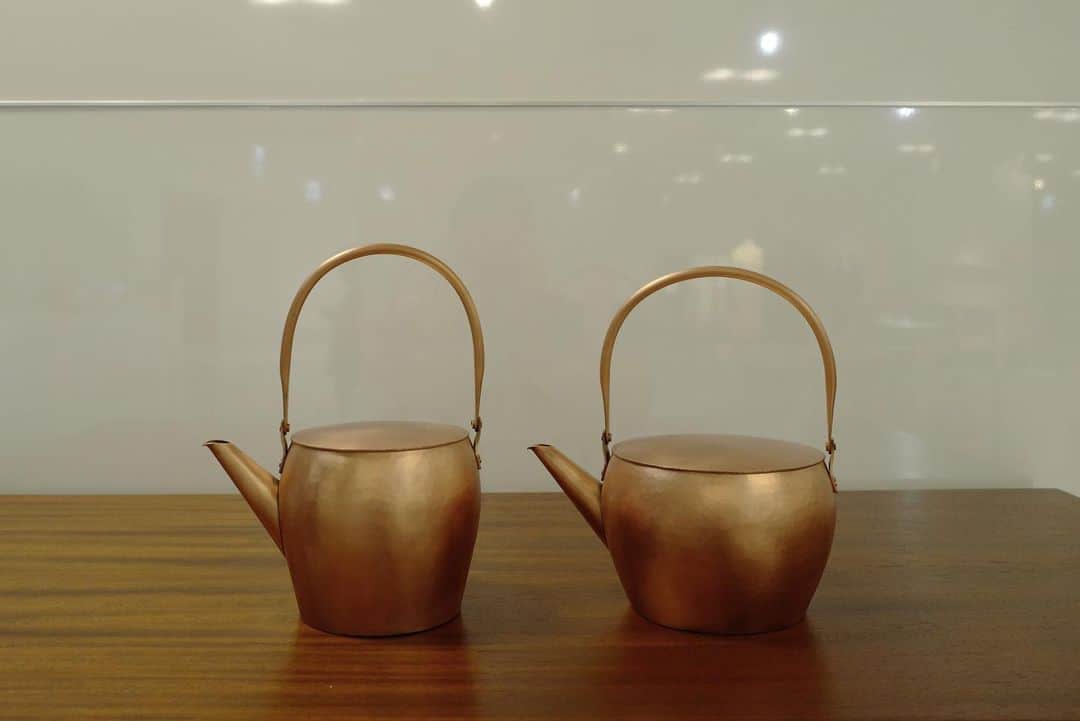 行方 久子 Hisako Namekataのインスタグラム：「. 「ISETAN ARTS& CRAFTS」  いくつも欲しくて絞りきれない @ren_nakane さんの金工作品。  4枚目のお鍋で天ぷら揚げたいなぁ。  ご注文をいただいてから、1枚の銅から叩き出して1つ1つ作っていただきます。なんと、まぁ、贅沢なことでしょうか🙌🏻」