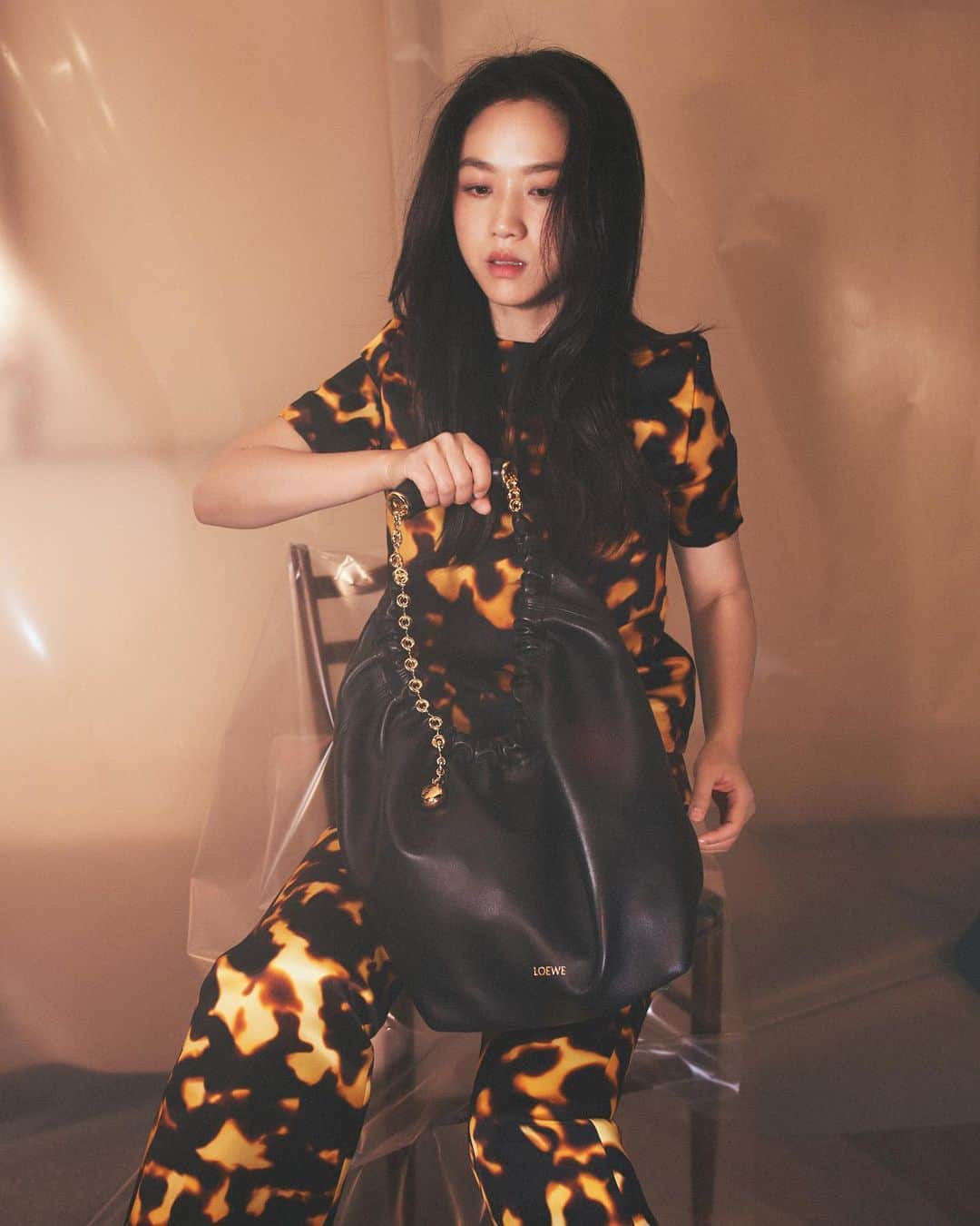 Loeweさんのインスタグラム写真 - (LoeweInstagram)「LOEWE Fall Winter 2023 women's campaign featuring Tang Wei with the Squeeze bag.  Now available on loewe.com  #LOEWE #LOEWEsqueeze」9月7日 21時51分 - loewe