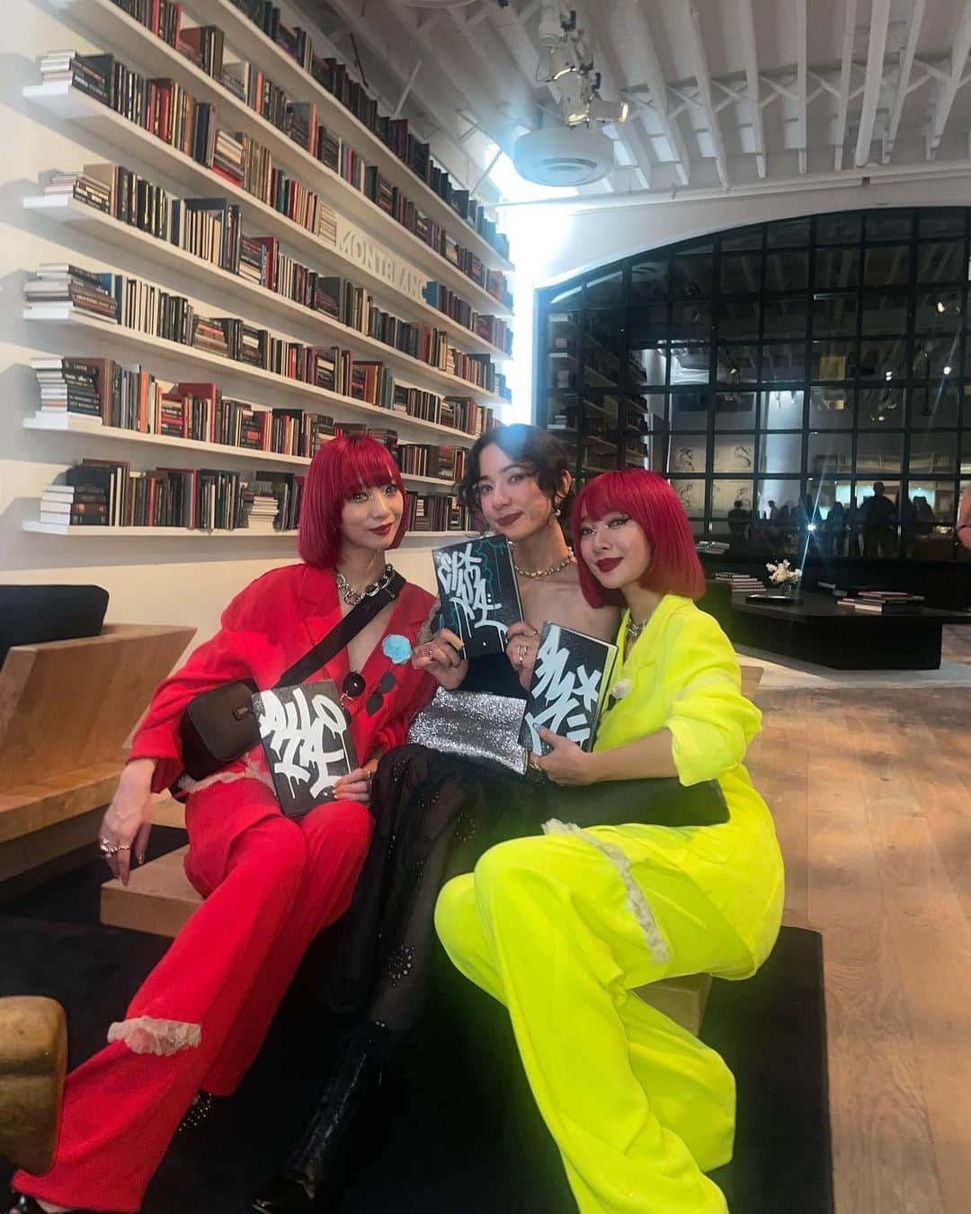 ベイカー恵利沙さんのインスタグラム写真 - (ベイカー恵利沙Instagram)「NYFW DAY1 🦋 The Library Spirit Event @montblanc 📖 ファッションウィーク1日目の夜はモンブランのイベントへ🪩 ドレスコードがあったので、 普段はそれぞれカジュアルに着ているトップスとスカートをドレスのように合わせて いつもよりおめかし🌹 みんなに会えて嬉しい夜🤍 Thank you @marikorimaaaaaaa san ♡♡♡」9月7日 21時52分 - bakerelisa