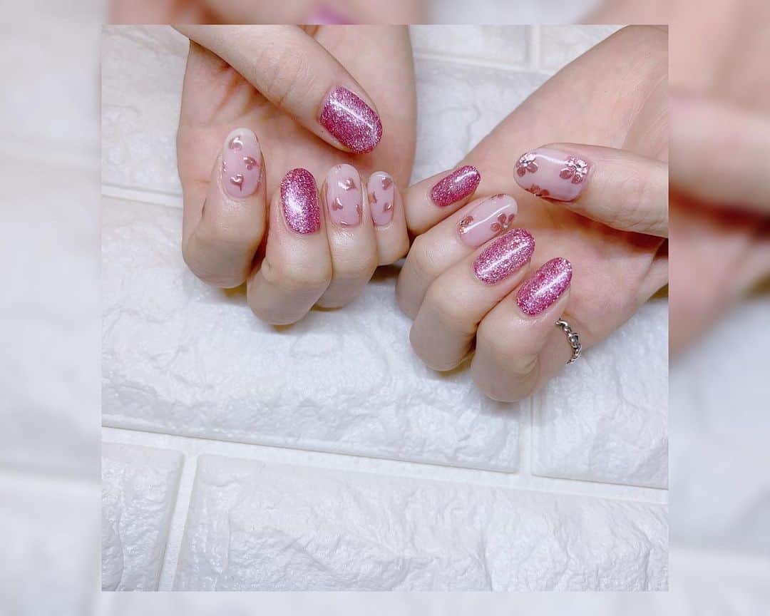 松崎博香のインスタグラム：「一個前のネイル💅🏻🩷 いつも話が楽しすぎてあっという間に ネイル終わっちゃう🥹！ 　 来月は推しメン爪に入れてもらおう🥰🫶🏻笑 　 #ジェルネイル #instagram #instagood #instalike #네일아트 #맞팔 #좋아요 #맞좋 #nailart #lll #love #ひちゃんネイル #ネイルデザイン #夏ネイル」