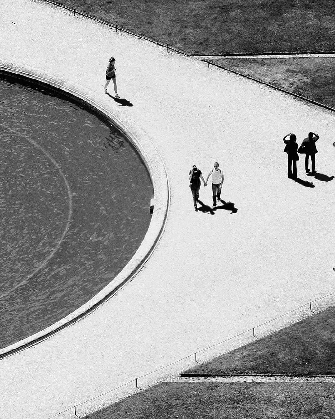 グレイシー・カルヴァルホさんのインスタグラム写真 - (グレイシー・カルヴァルホInstagram)「Essa foto foi feita em Paris, num dia da Bastilha, dia Nacional da França. Estava no alto da roda gigante do Tuileries e, talvez movido pelo patriotismo deles, acabei por ver as formas da nossa bandeira representadas na geometria do jardim. Ela foi adquirida e incorporada ao acervo permanente do Ministério das Relações Exteriores do Governo do Brasil, no ano de 2012, quando venci o II Concurso Itamaraty de Arte Contemporânea, que teve curadores de diversos países em seu júri.  Ela integra o acervo de Arte Contemporânea do Governo do Brasil. #7desetembro 🇧🇷💚」9月7日 21時56分 - guilhermelicurgo